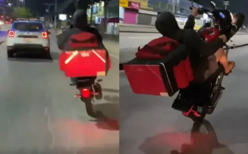 Motociclista aparece sem capacete, de chinelo e empinando a moto