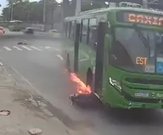 O impacto resultou na queda do motociclista na pista