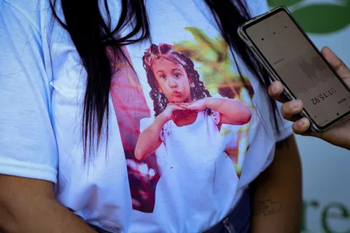 Pessoas próximas foram com camisas estampadas com a foto da menina