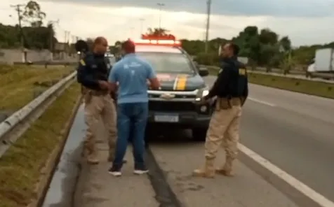 Motorista sendo interrogado pela PRF