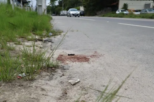 Crime deixou marcas no chão da rua