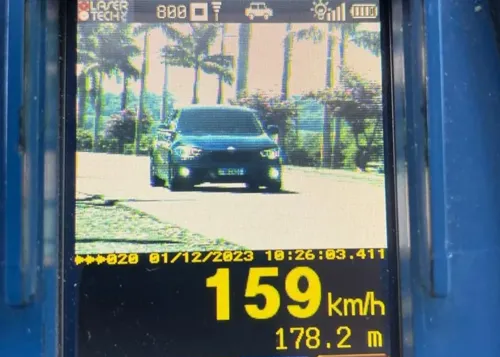 A velocidade máxima permitida na via é de 80 km/h para veículos leve