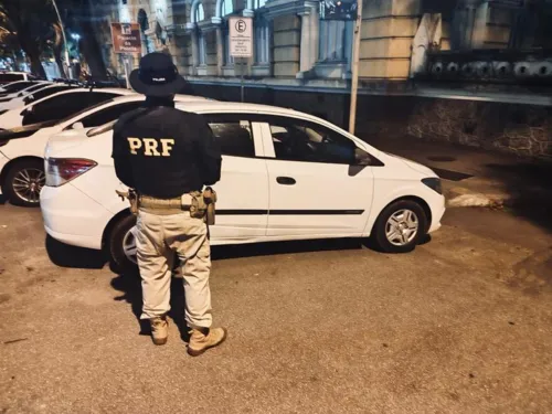 O carro e o motorista foram levados para a 76ª DP (Centro de Niterói), onde o caso foi registrado.