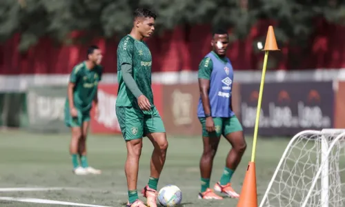 Thiago Silva volta a vestir a camisa do Fluminense após 16 anos