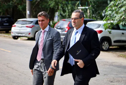 Advogado Gabriel Habib, de terno preto e pasta na mão, representante de Vitor, chegou acompanhado na 42ª DP