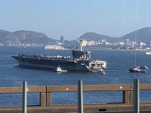 Porta-aviões George Washington está ancorado na Baía de Guanabara desde o início da semana