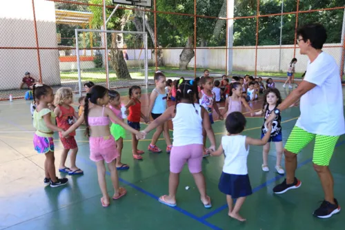 As colônias de férias vão realizar atividades educacionais e esportivas