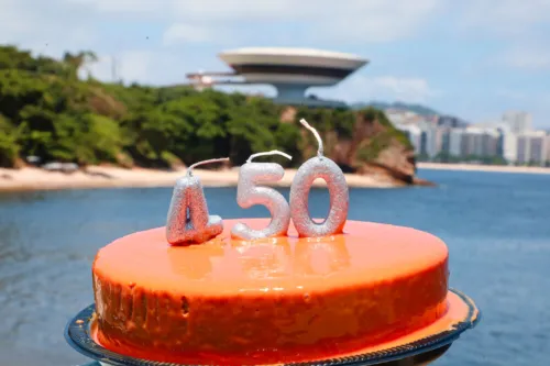 Niterói tem pontos turísticos, como o MAC ao fundo, conhecidos nacionalmente