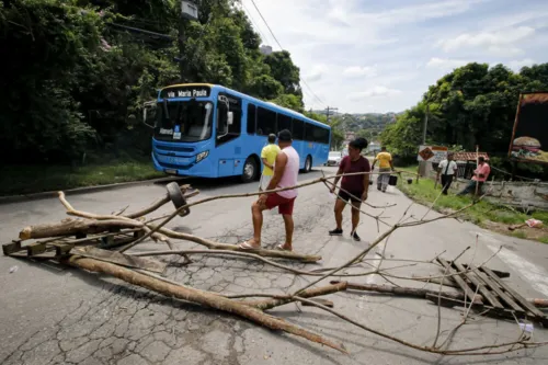 Galhos e outros objetos foram colocados na pista, sentido RJ-104