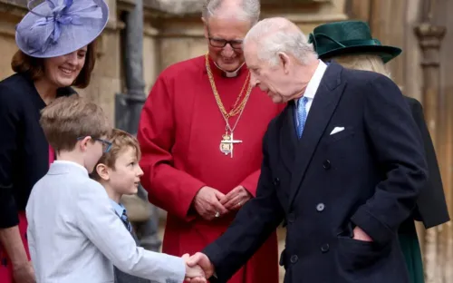 Rei Charles III comparece à igreja para cerimônia da Páscoa