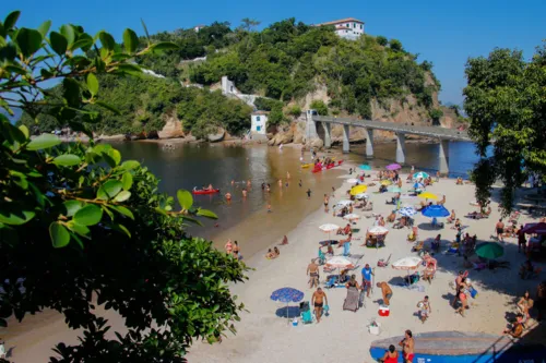 Banhistas curtem manhã de sol na Praia de Boa Viagem