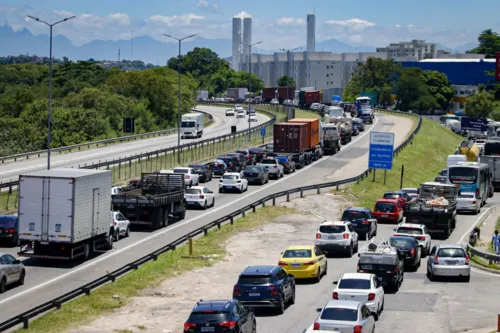 Há lentidão entre os kms 316 ao 319, entre São Gonçalo e Niterói