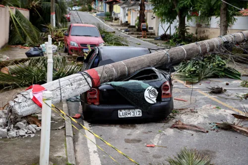 Rastro de destruição em Niterói e Itaipuaçu - Péricles Cutrim