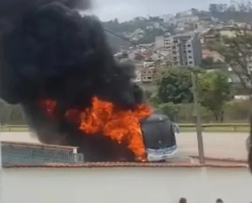 Ônibus enguiçou na altura de Conselheiro Lafaiete