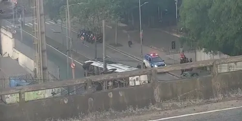 Equipes da Polícia Militar, Corpo de Bombeiros e CET-Rio estão no local