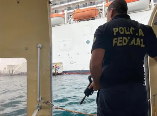 O navio saiu de Santos, no litoral paulista, e foi parado em Angra dos Reis (RJ)