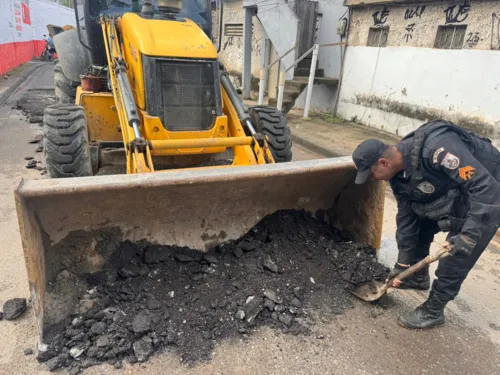 Na ação, os agentes utilizaram tratores e caminhões