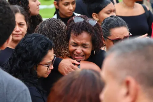 Familiares se emocionaram durante o sepultamento