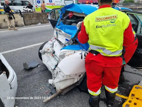 Um policial ficou preso nas ferragens do carro