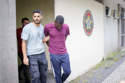 Ilias Olachegoun Adeniyi Adjafo, de 30 anos, saiu da carcerária escoltado por policiais civis