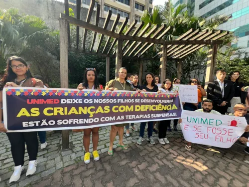 Pais e responsáveis realizaram protesto nesta quarta-feira