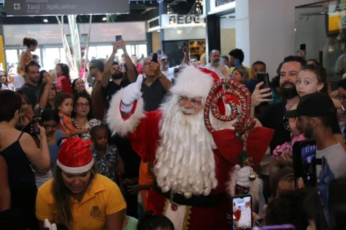 Bom Velhinho faz a alegria de diversas famílias no Mercado Municipal de Niterói