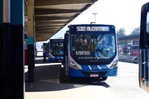 O motorista Elias Coutinho faz viagens pela linha 532, da viação Mauá