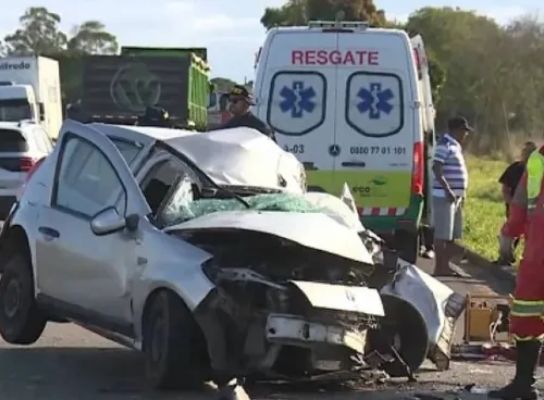 Carro ficou completamente destruído