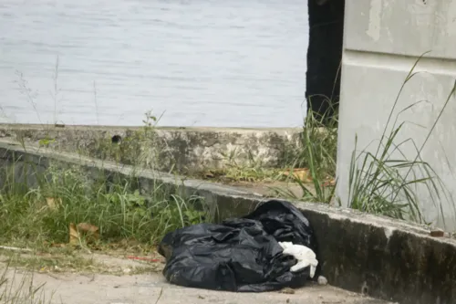 A vítima vivia em situação de rua e foi assassinada às margens da Baía de Guanabara