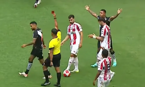 Momento em que o volante do Vasco, Jair, é expulso, aos 4 minutos do primeiro tempo