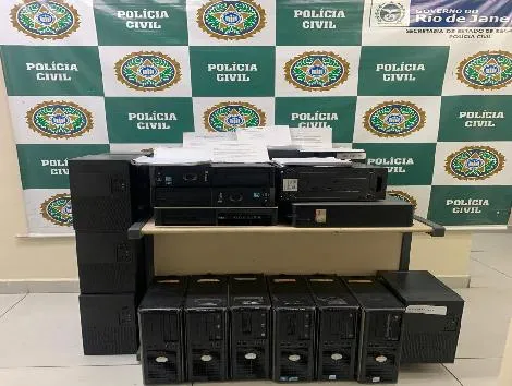 No espaço, os agentes encontraram 22 computadores