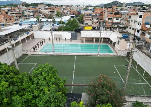 Policiais retomam clube que servia de centro de treinamento do tráfico na Maré