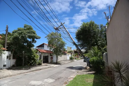 Equipamento está inclinado na direção de uma das casas da  via