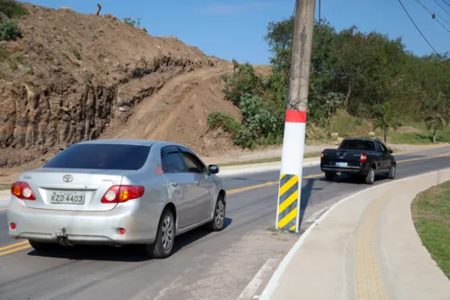 Os veículos passam bem perto do poste e precisam desviar