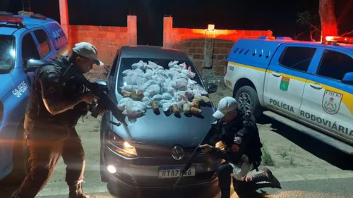 O veículo era roubado, e as drogas estavam dentro do carro