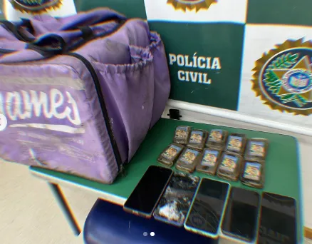 Os acusados estavam com drogas, celulares e um isopor de entrega