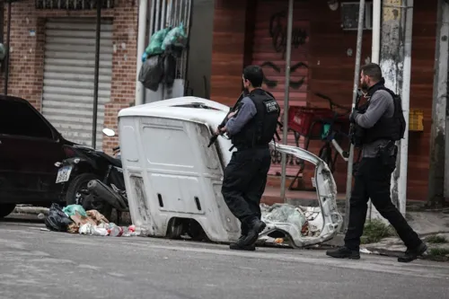 Policiais durante operação na comunidade da Maré