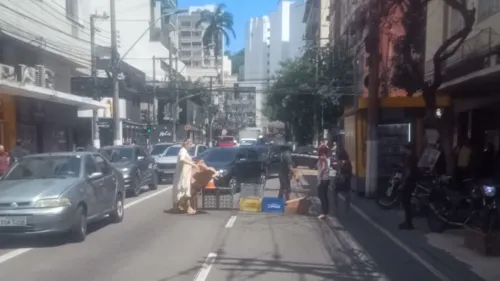 Uma barricada foi colocada no meio da rua Gavião Peixoto, em Icaraí