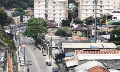 A Polícia Militar, que está no local, ainda não informou o que motivou o protesto