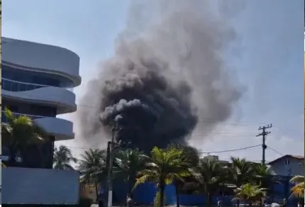 A fumaça pode ser vista de longe