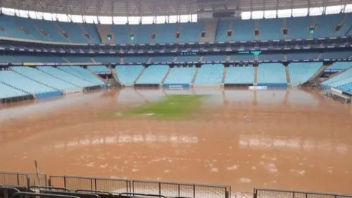 Ainda que parte do gramado esteja visível, a área central mostra sinais de danos causados pelas chuvas