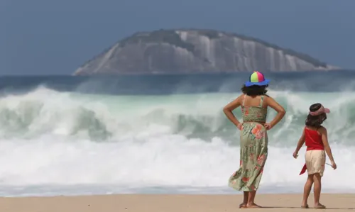 Banhistas foram surpreendidos pelo aumento repentino do nível do mar, quando estavam na areia