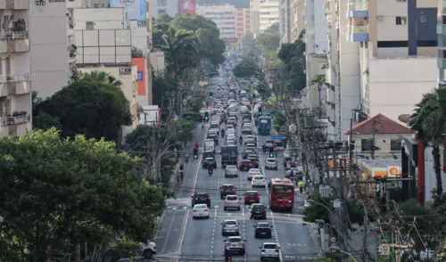 Engarrafamentos na Avenida Roberto Silveira, em Icaraí, são alvos de queixas constantes