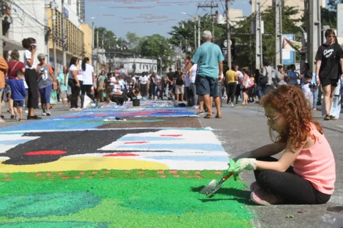 O tapete de sal é considerada a maior festa religiosa da cidade