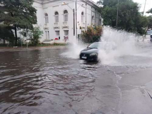 Diversos pontos de alagamentos foram registrados na cidade nesta sexta-feira (22)