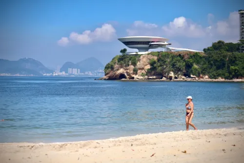 Feriado de São Jorge tem praias impróprias em Niterói