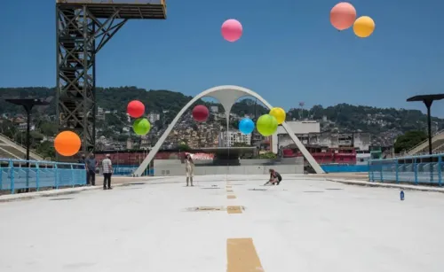 Antes da construção da Passarela do Samba, os componentes das escolas conviviam com incertezas até saber onde seria o local dos desfiles