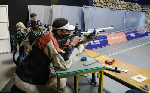 Atleta paralímpico precisou usar arma da treinadora