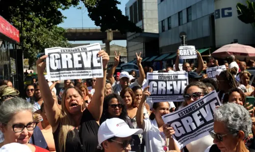 Os manifestantes também organizaram uma passeata na Avenida Brasil