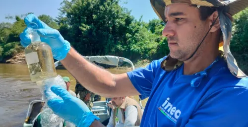 Técnicos do Inea e da Cedae coletam amostras da água contaminada para análise diariamente